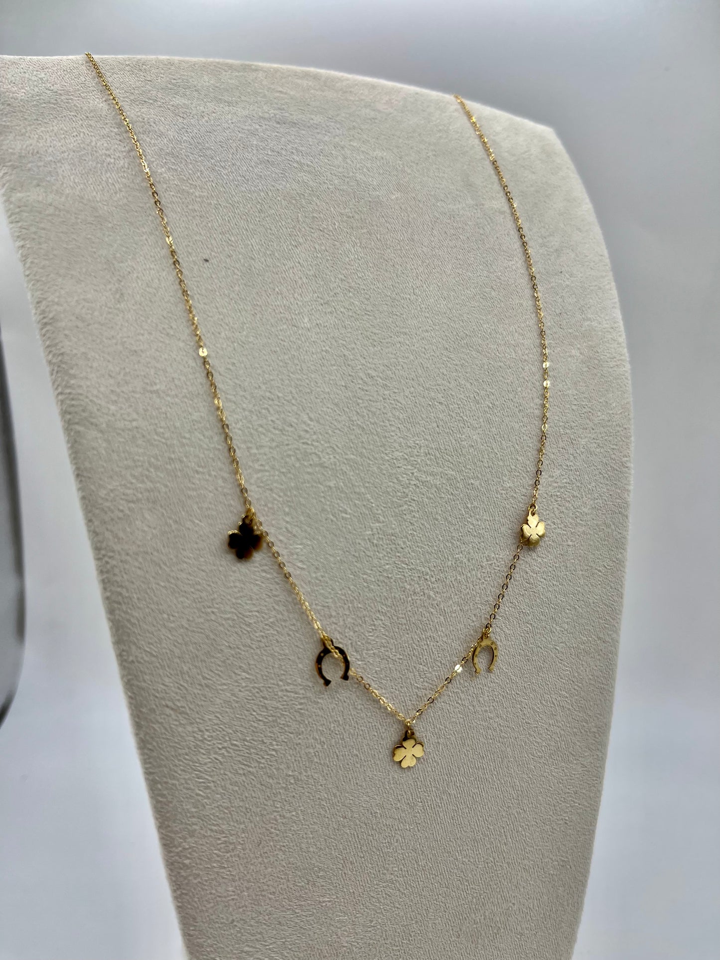 Collana in oro con pendenti portafortuna