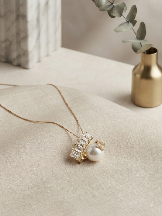 Collana Girocollo Minimal Chic con Ciondolo Perla e Zirconi
