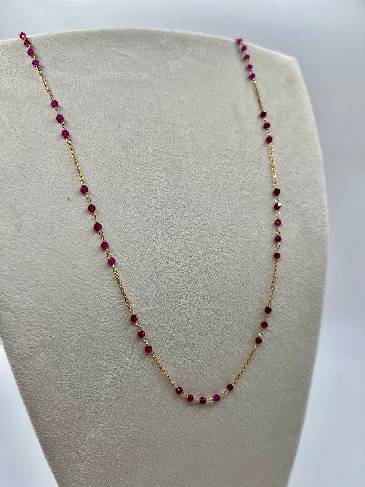 Collana in oro 18 kt con cristalli fucsia